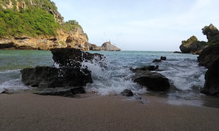 Daya Tarik Dimiliki Pantai Ngrenehan