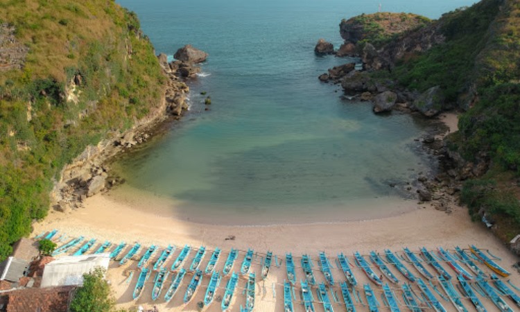 Daya Tarik Pantai Ngerehan