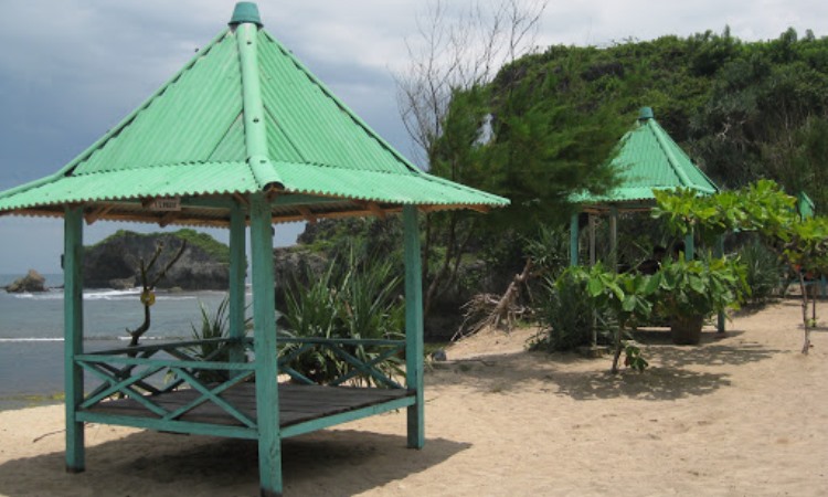 Fasilitas di Pantai Sundak Gunung