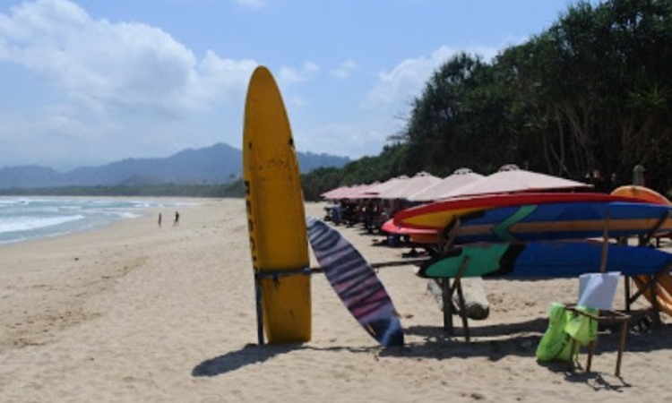 Fasilitas di Pulau Merah Banyuwangi