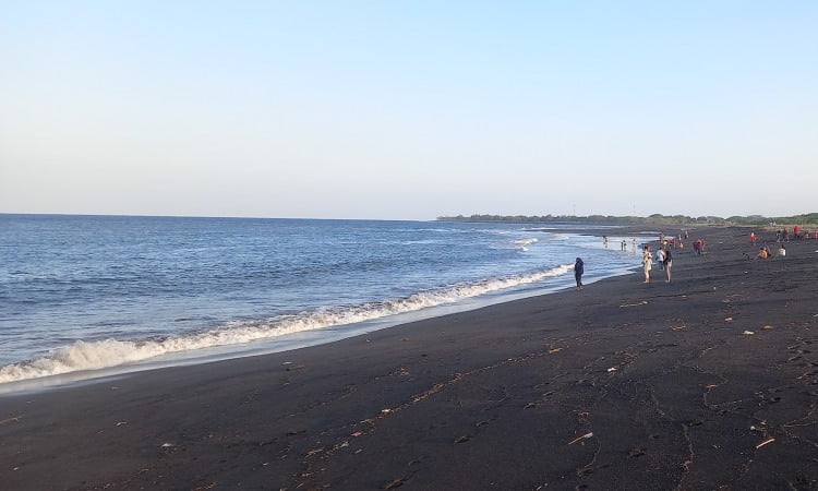 Kegaiatan Pantai Boom Banyuwangi