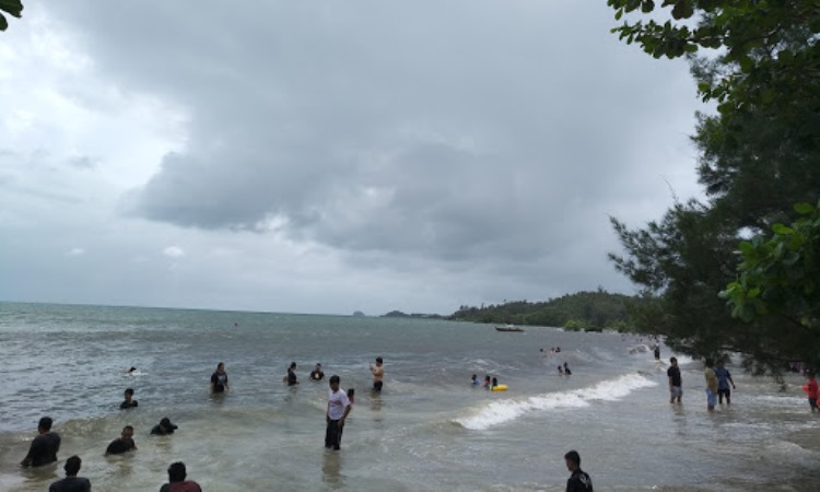 Kegiatan Dilakukan di Pantai Reviola