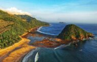 Pantai Pulau Merah, Pantai Cantik di Banyuwangi Dengan Bukit Hijau & Tanah Merah