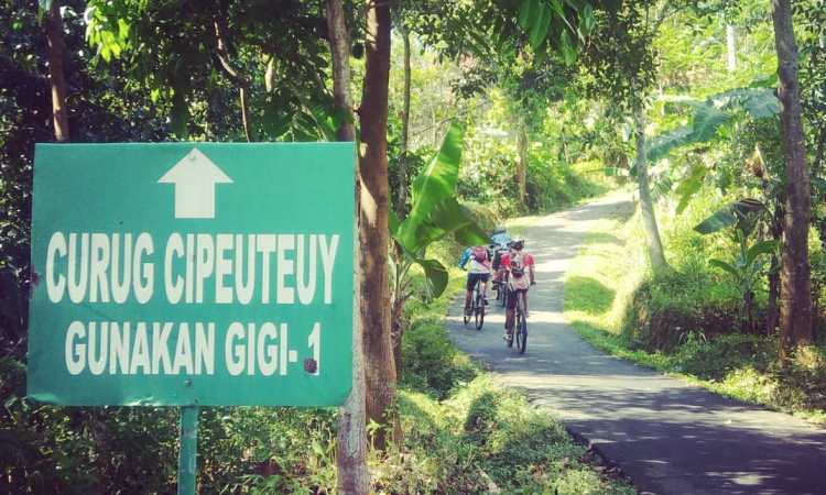 Alamat Curug Cipeuteuy