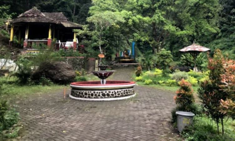 Fasilitas di Air Terjun Madakaripura