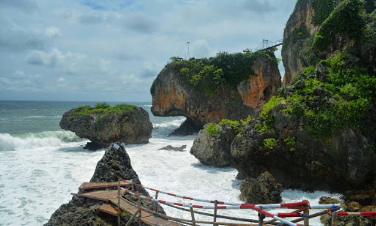 Daya Tarik Dimiliki Pantai Siung
