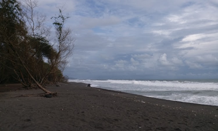 Daya Tarik Pantai Goa Cemara