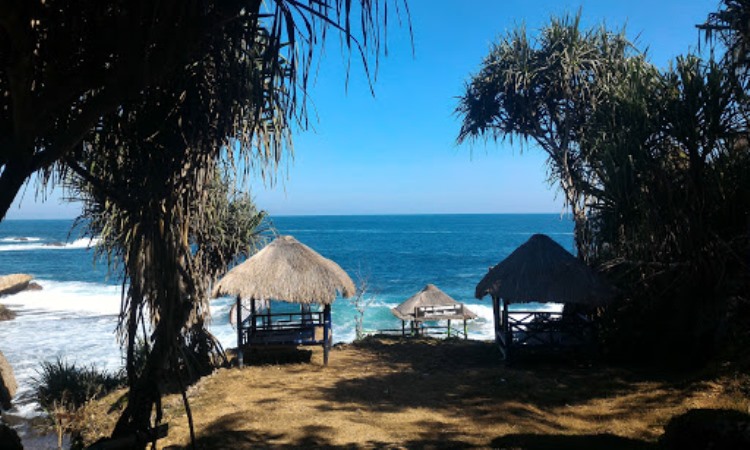 Fasilitas di Pantai Jogan