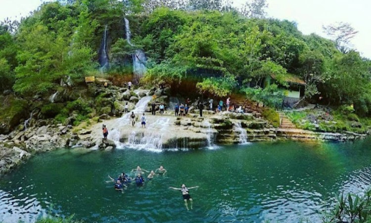 Kegiatan di Air Terjun Sri Gethuk