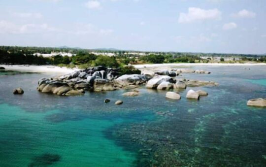 Pantai Tanjung Tinggi, Pesona Pasir Putih & Batuan Granit di Belitung