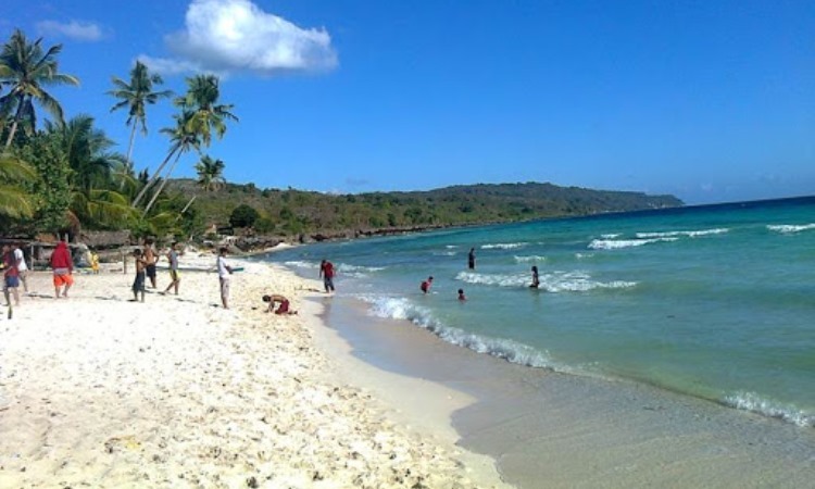 Aktivitas di Pantai Nirwana