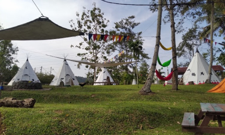 Dayak Tari Wira Garden
