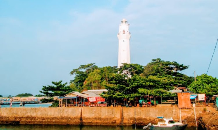 Fasilitas di Pantai Santolo Garut