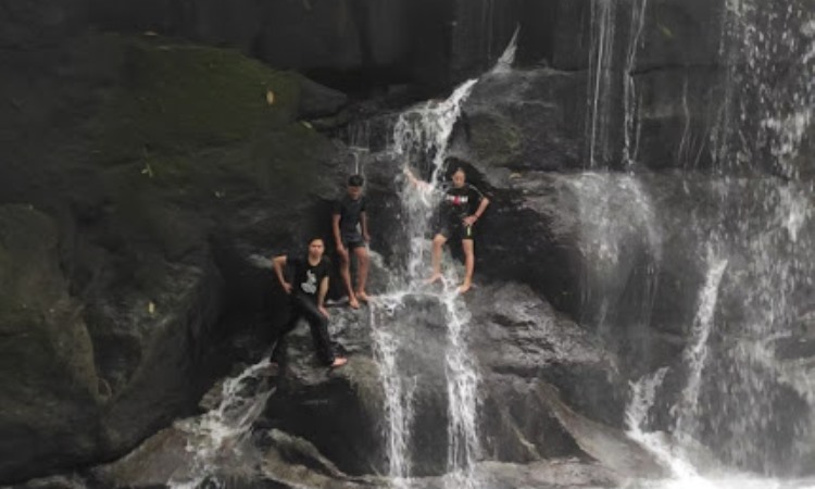 Kegiatan Dilakukan di Air Terjun Tongkat