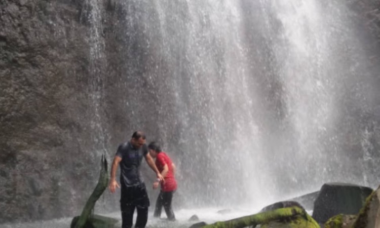 Kegiatan di Curug Cibeureum