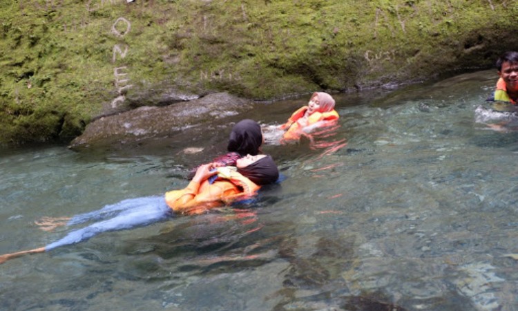 Kegiatan di Kolam Abadi