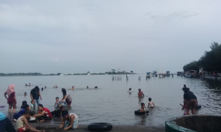 Kegiatan di Pantai Marina