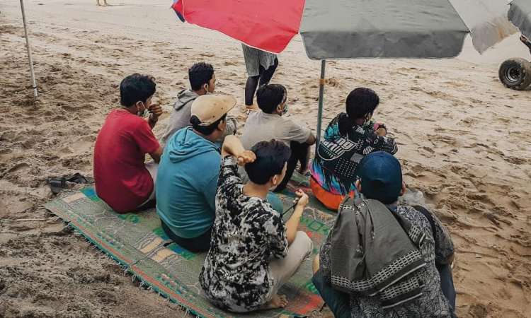 Kegiatan di Pantai Sambolo