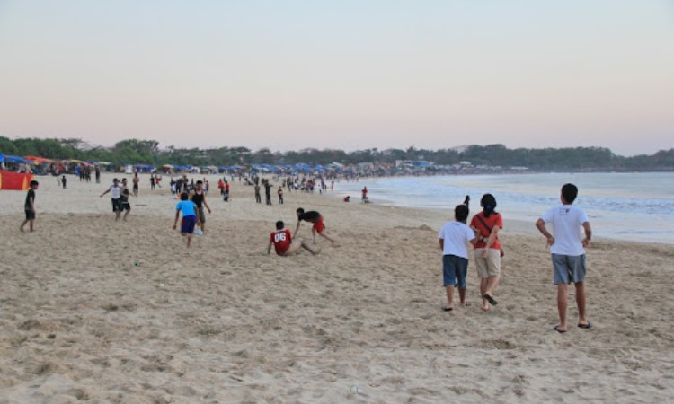 Kegiatan di Pantai Santolo