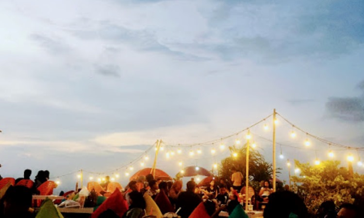 Kegiatan di Pantai Sebalang