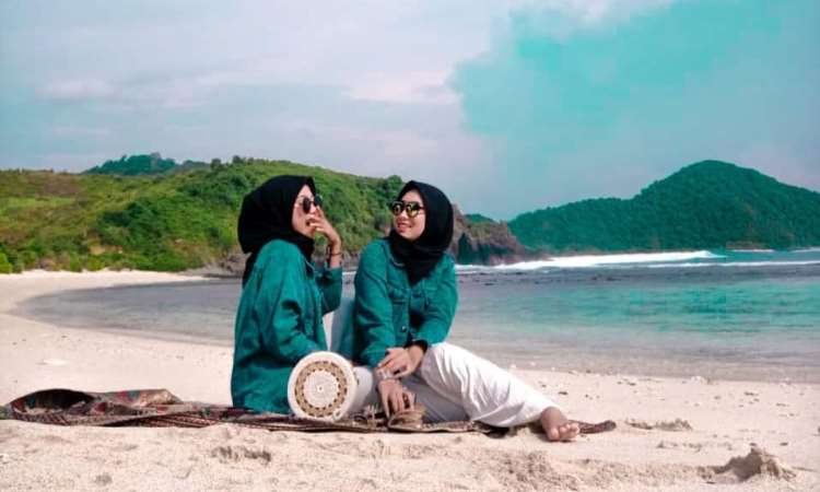Ragam Aktivitas di Pantai Semeti