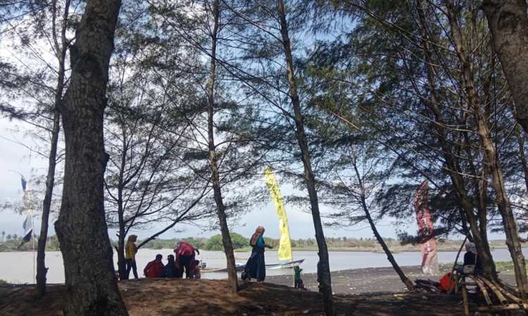 Aktivitas Menarik di Pantai Laskar Pelangi Lumajan