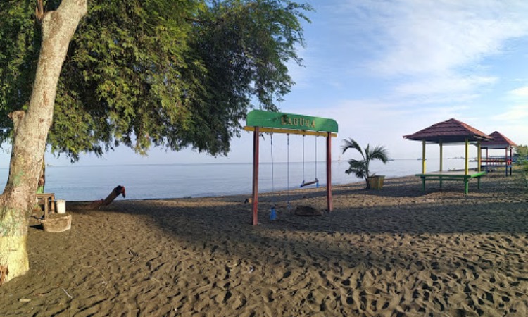 Fasilitas di Pantai Laguna Barru
