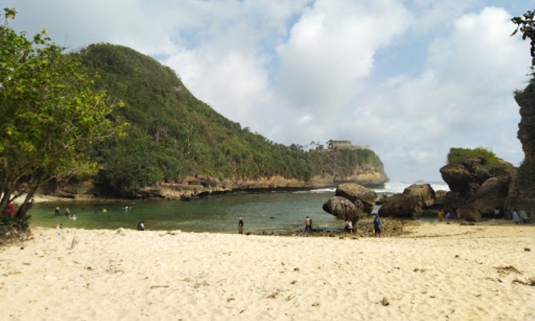 Aktivitas Dilakukan di Pantai Watu Leter