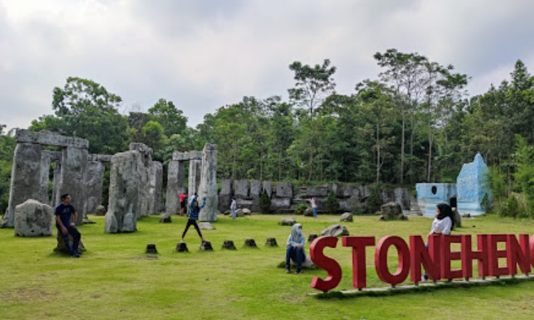 Aktivitas Menarik Stonehenge Merapi