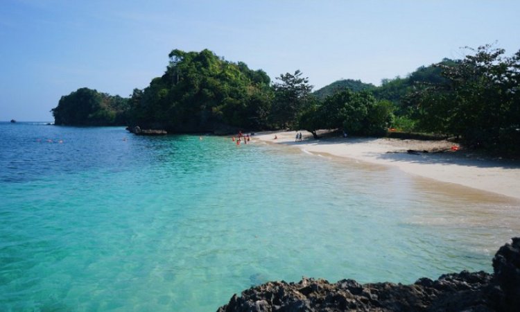 Aktivitas Menarik di Pantai Tiga Warna