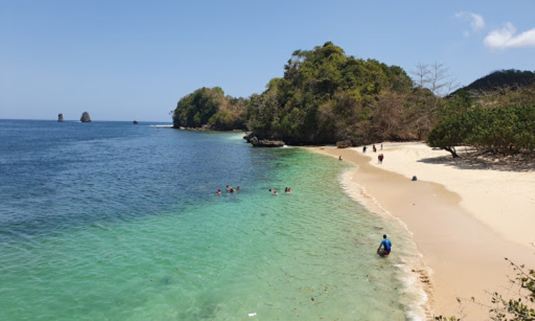 Pantai Tiga Warna, Pesona Pantai Indah Nan Bersih Di Malang - Itrip