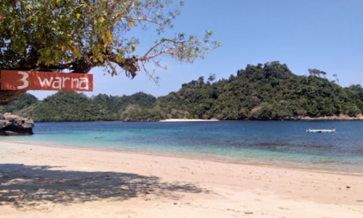 Alamat Pantai Tiga Warna