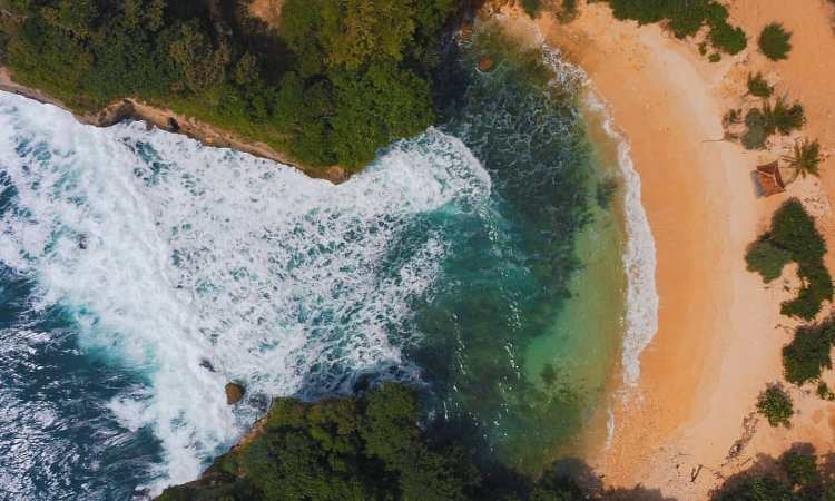 Daya Tarik Dimiliki Pantai Batu Bengkung