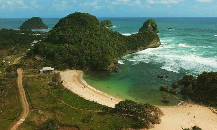 Daya Tarik Dimiliki Pantai Watu Leter