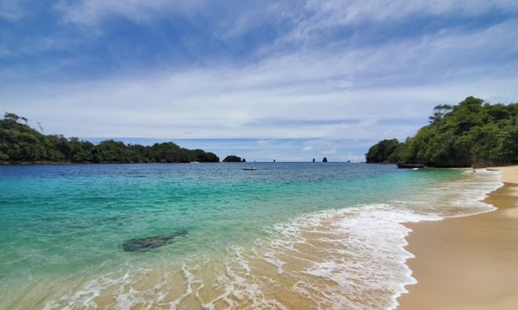 Daya Tarik Pantai Tiga Warna