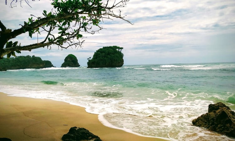 Fasilitas Pantai Watu Leter
