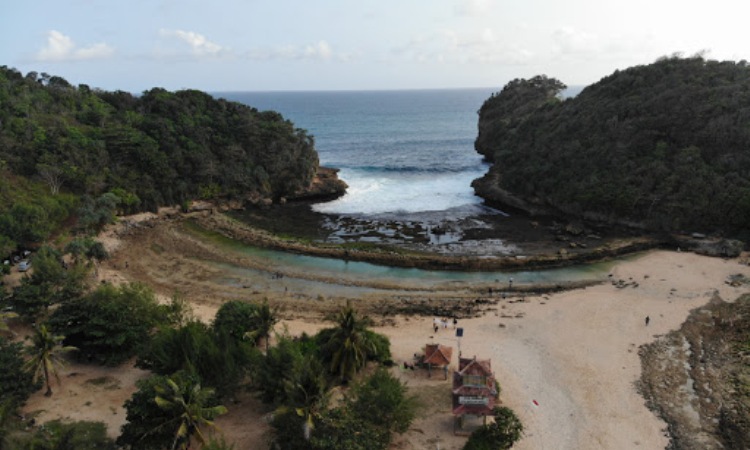 Fasilitas di Kawasan Pantai Bengkung