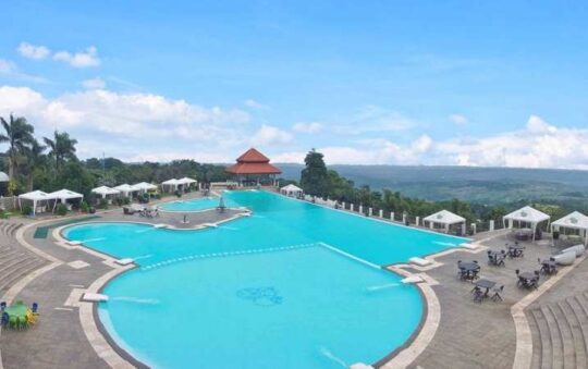 Giri Tirta Kahuripan, Resort & Kolam Renang Hits Bernuansa Alam di Purwakarta