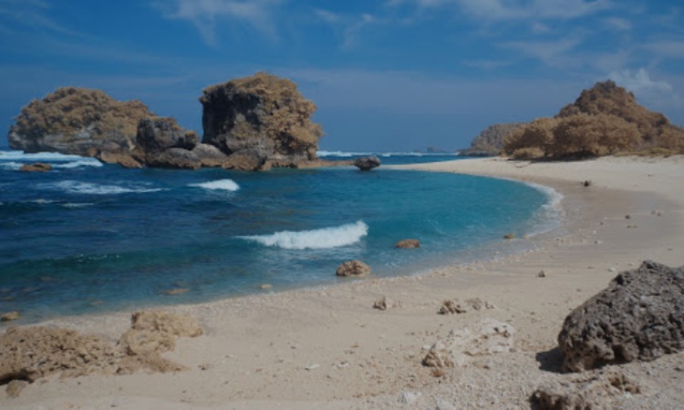 Harga Tiket Pantai Watu Later Malang