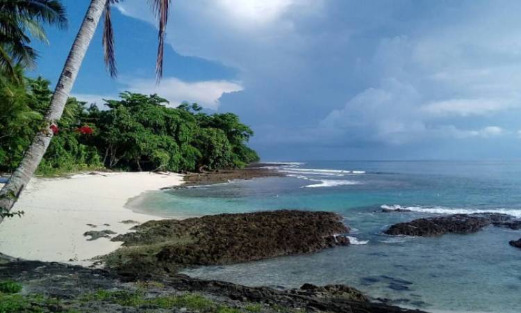 Pantai Bakaro, Pesona Pantai Tenang yang Menyejukkan Hati di Manokwari