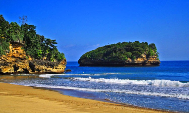 Pantai Sendang Biru, Pesona Pantai Cantik Nan Indah di Malang