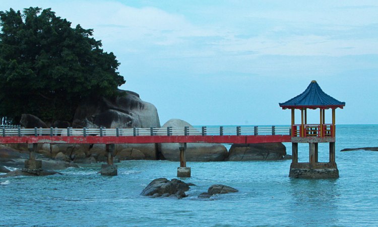 Pantai Tanjung Pesona, Menikmati Panorama Alam Sembari Kulineran di Bangka