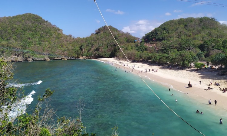 Aktivitas Menarik di Pantai Teluk Asmara