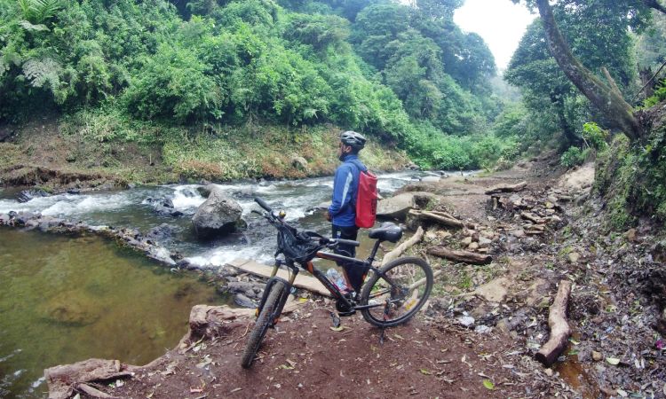 Aktivitas Seru Curug Layung Bandung