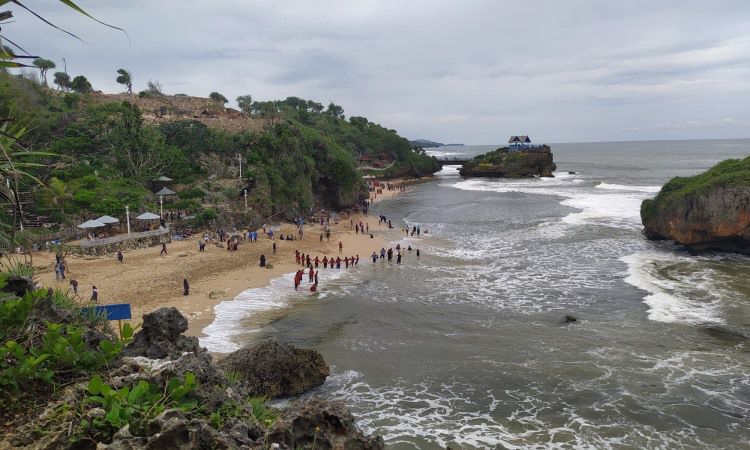 Aktivitas Seru Pantai Mesra Gunung Kidul