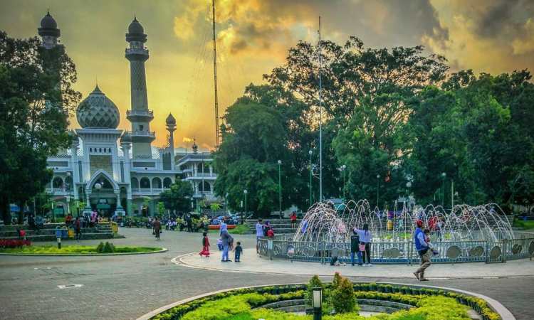 Aktivitas di Alun-Alun Kota Malang