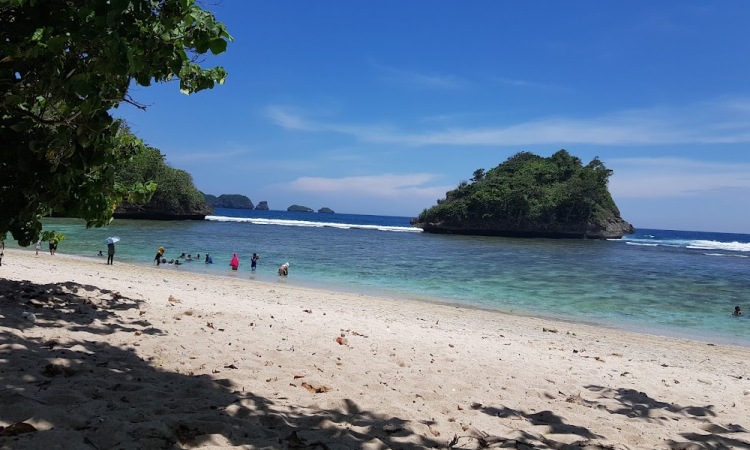 Aktivitas di Pantai Teluk Asmara