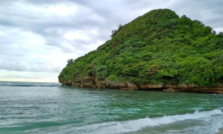 Daya Tarik Dimiliki Pantai Teluk Asmara