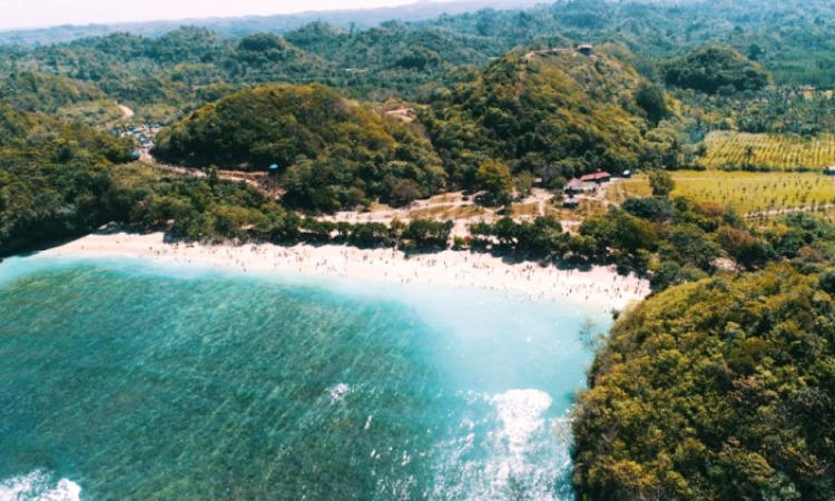 Daya Tarik Pantai Teluk Asmara