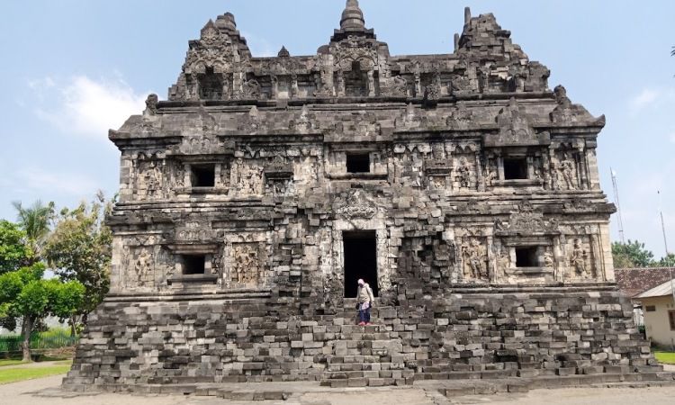 Aktivitas di Candi Sari